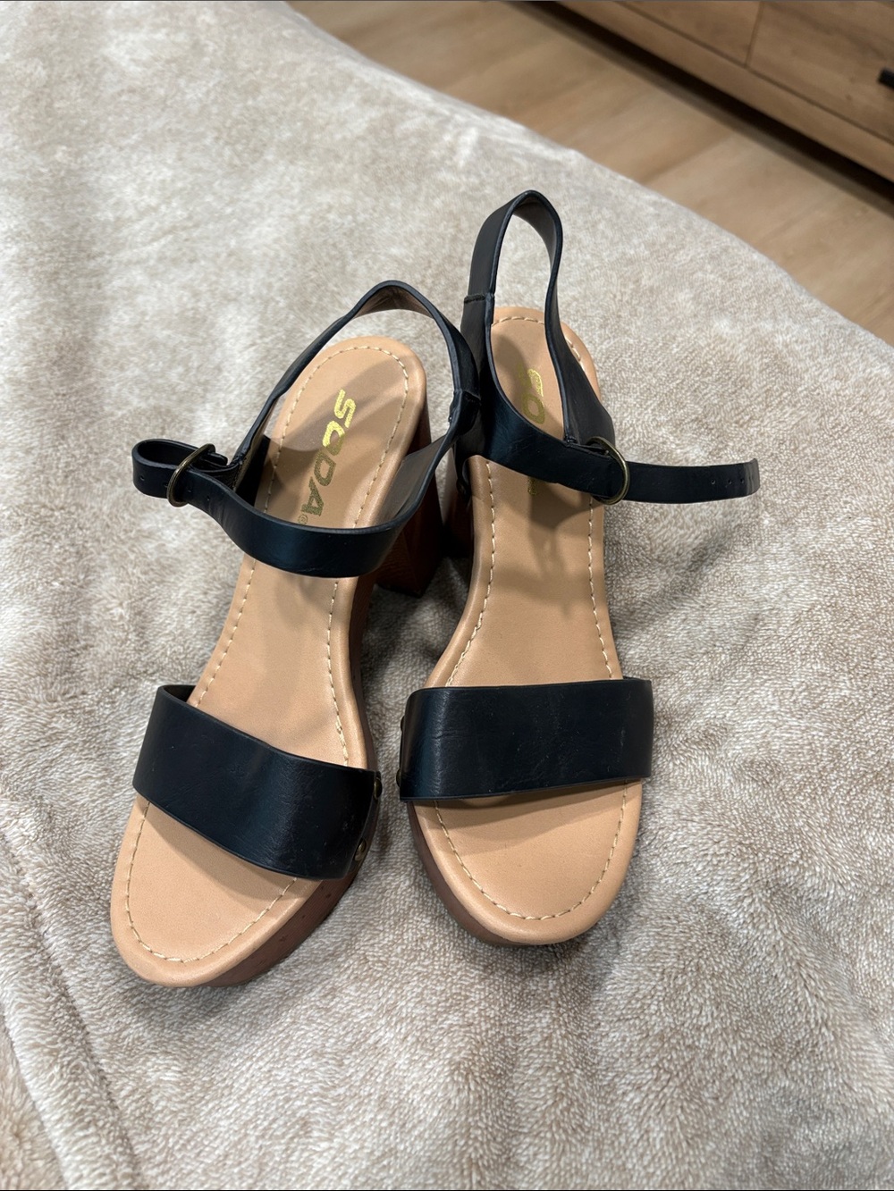 Women’s size 6 block heels - Picture 3 of 5